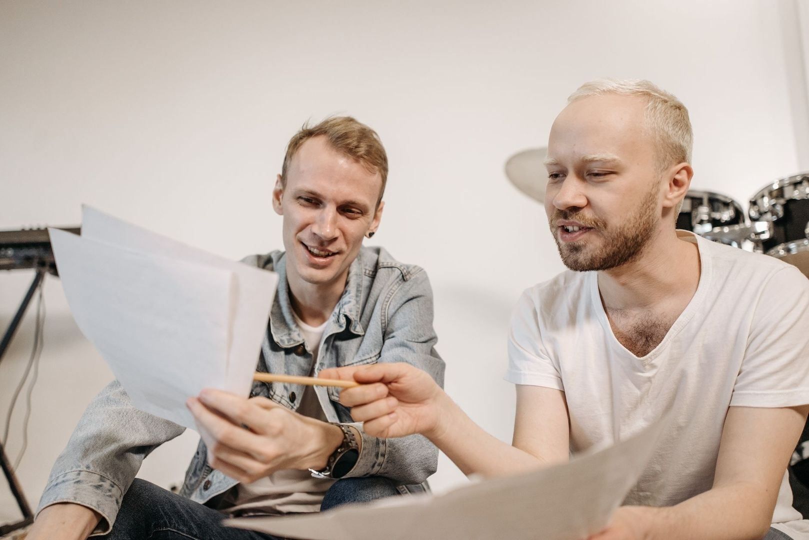 To musikere diskuterer noter under en bandøvelse